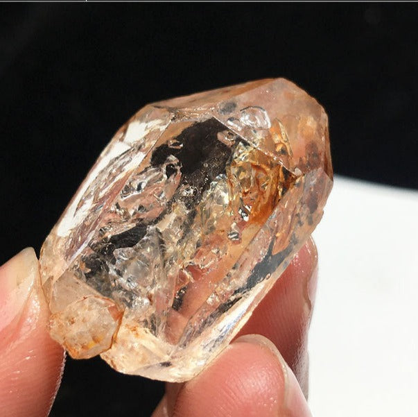 Natural red mud backbone crystal ore