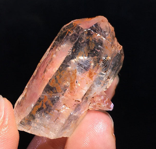 Natural red mud backbone crystal ore