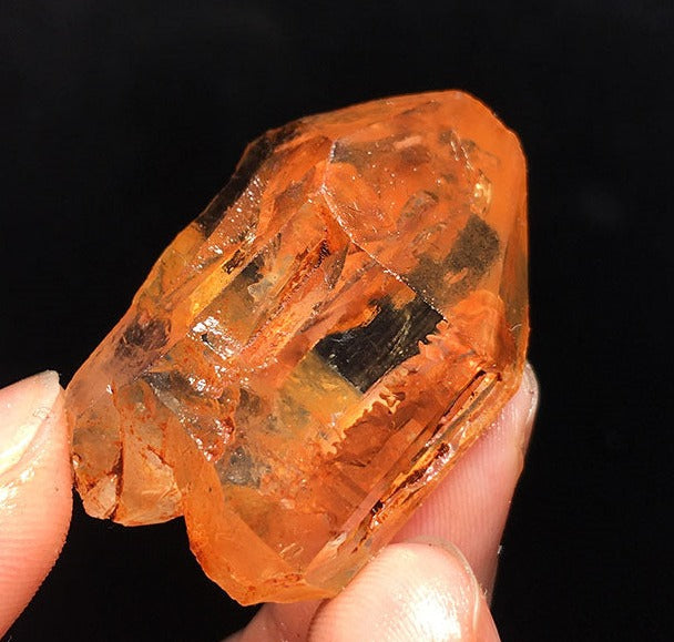 Natural red mud backbone crystal ore