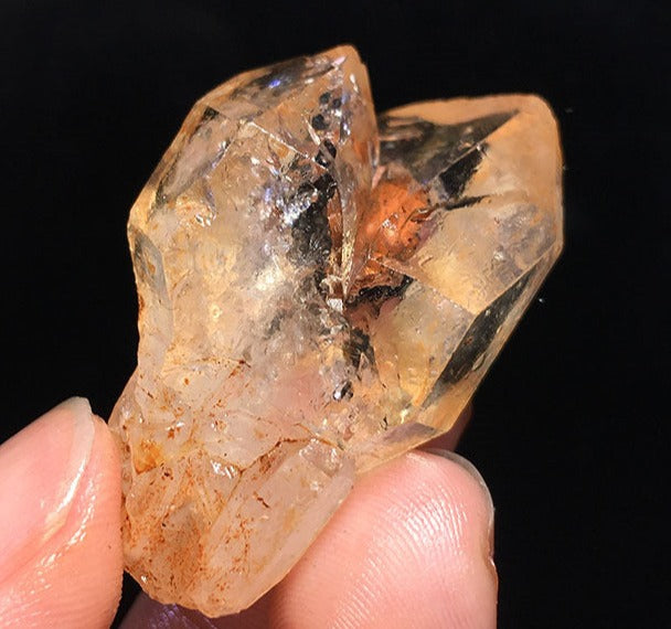 Natural red mud backbone crystal ore