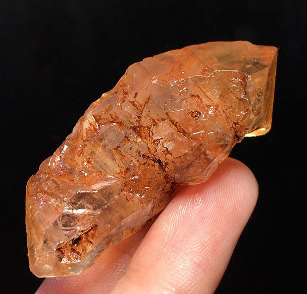 Natural red mud backbone crystal ore