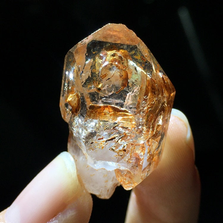 Natural red mud backbone crystal ore