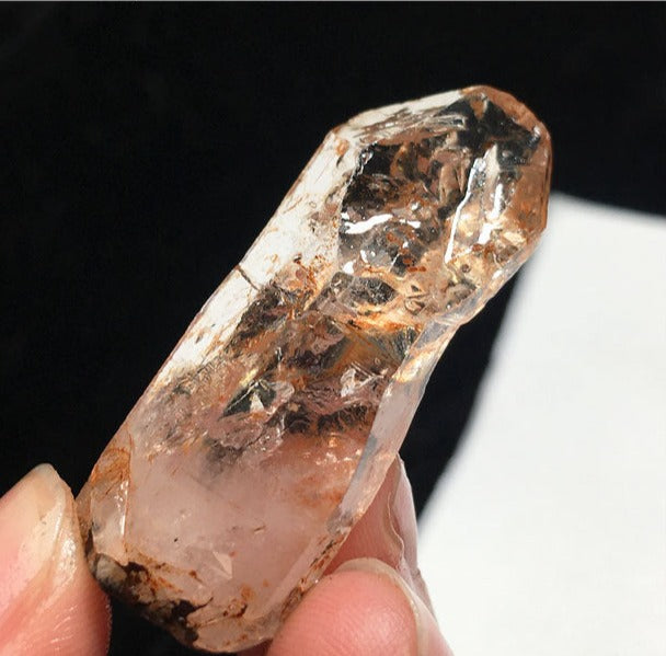 Natural red mud backbone crystal ore