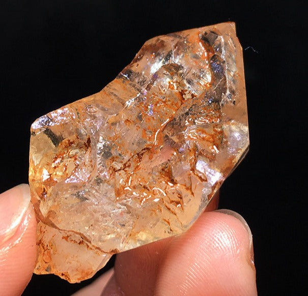 Natural red mud backbone crystal ore