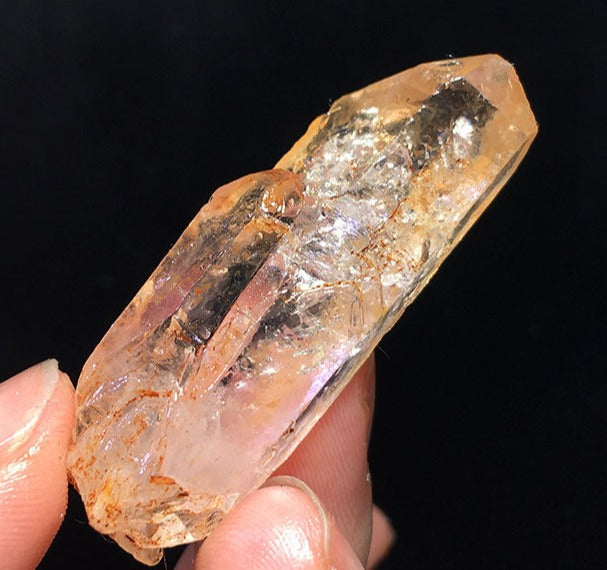 Natural red mud backbone crystal ore