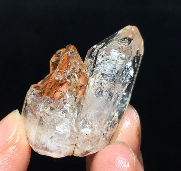 Natural red mud backbone crystal ore